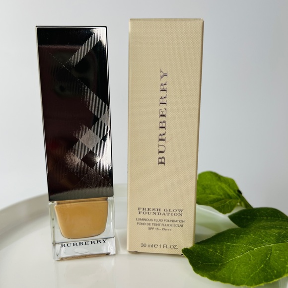 Burberry Makeup Burberry Fresh Glow Foundation Luminous Fluid Ochre